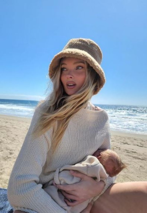 Helsa Hosk allatta in auto, va di moda… sui social