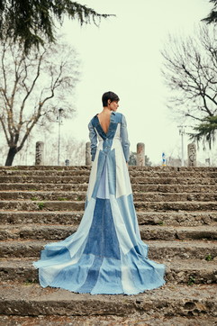 Moda: Levi's Upcycling, il primo abito da sposa da jeans e giacche in denim  - Foto Tgcom24
