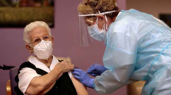 prima vaccinata in spagna, covid, vaccino