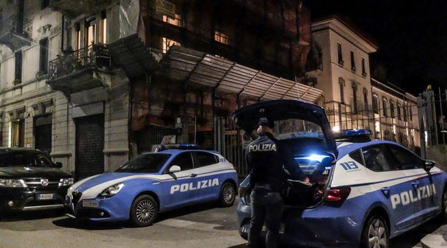 polizia generica milano inverno notte mascherine covid