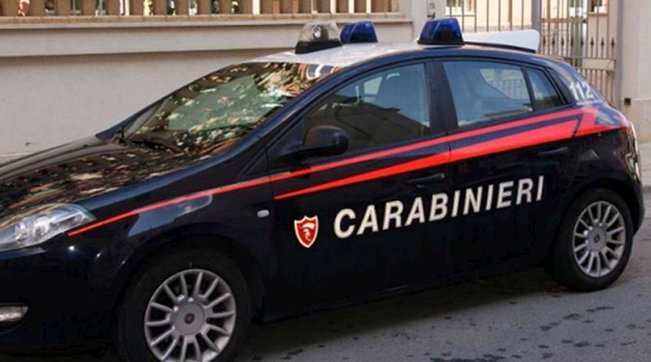 Trento, si scaglia con l'accetta contro i carabinieri che sparano: morto 44enne