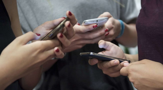 smartphone telefonini chat ragazzi studenti bullismo studenti classe