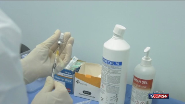 Vaccini, precedenza agli anziani e nuove forniture: cambia il programma