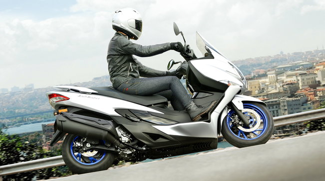 Suzuki svela il nuovo Burgman 400 MY22