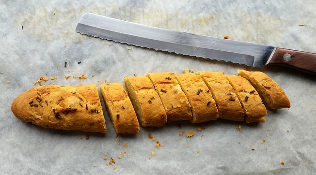 Cantucci al gorgonzola, mandorle e timo