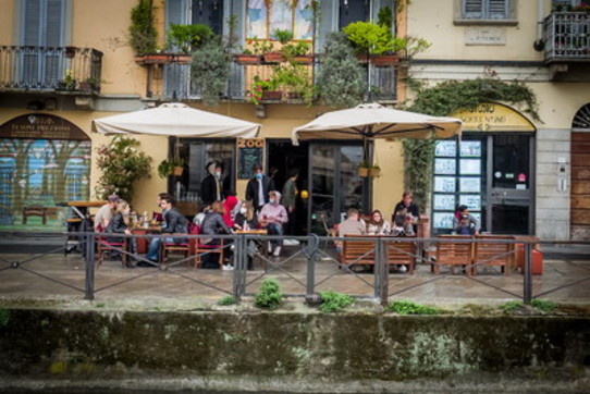 Covid, è zona gialla: a Milano, Roma e Napoli si torna a sedersi a bar e ristoranti