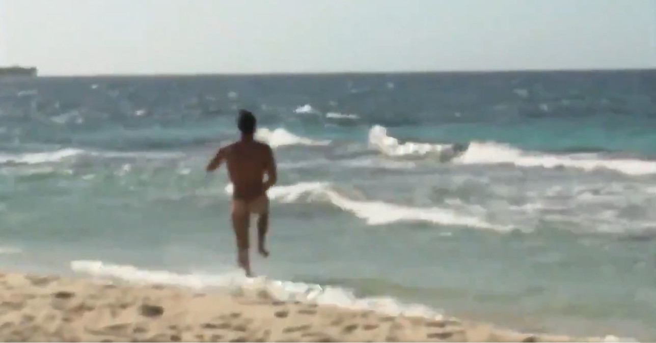 Gianmarco Onestini nudo a "Supervivientes": bagno senza costume per il naufrago