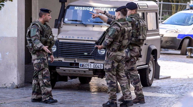 parigi, Levallois, auto contro militari, polizia francia, soldati