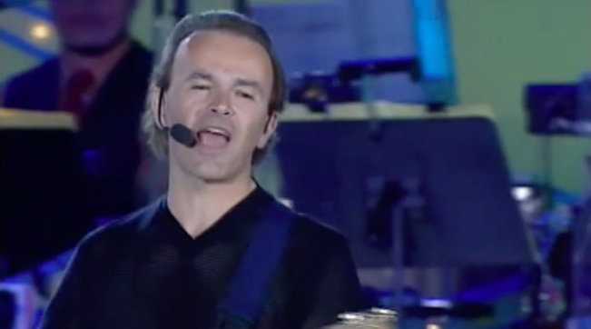 Dodi Battaglia compie 70 anni, eccolo con i Pooh a "Un disco per l'estate" '99