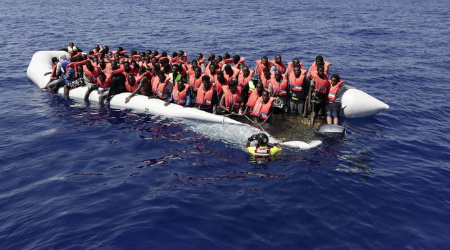migranti, immigrazione, profughi, barcone