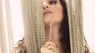 Arisa in topless: "Sai che c'è? Mi voglio celebrare, bella e perfetta... a modo mio"