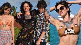 Asia Argento alle Maldive con i figli sfoggia... l'orsetto 