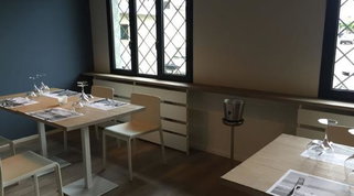 Al ristorante quattro a tavola solo in zona gialla?