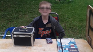 Videogiochi: bambino di otto anni vende la collezione di carte Pokémon per salvare il suo cane