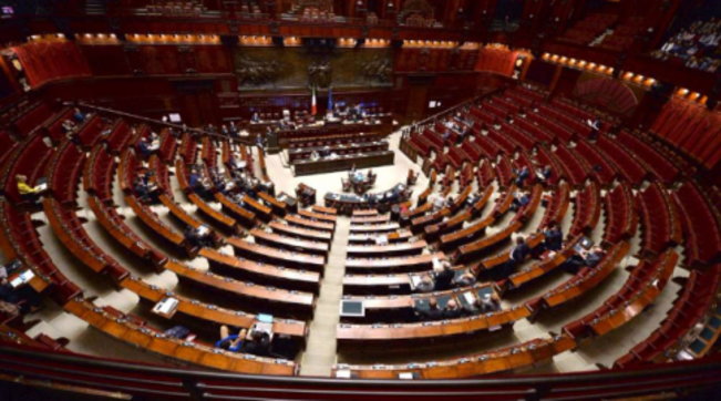 "Eseguire Bella ciao dopo l'Inno di Mameli nelle cerimonie ufficiali", la proposta di legge per il 25 aprile | Di' la tua