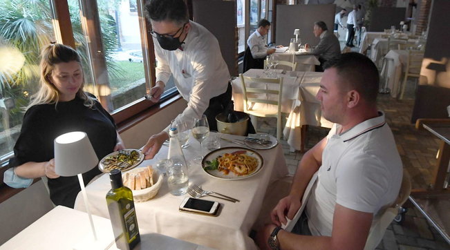 Da oggi altre 4 Regioni in zona bianca | Slitta il coprifuoco | Com'è in Europa