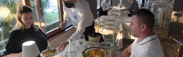 Da oggi altre 4 Regioni in zona bianca | Slitta il coprifuoco | Com'è in Europa