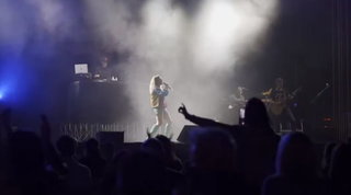 Emma festeggia i 10 anni di carriera all'Arena e dedica il concerto a Mike Bird