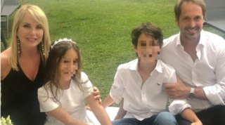 Monica Leofreddi in festa: comunione e cresima dei figli