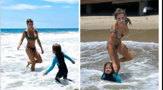 Elisabetta Canalis tra le onde con Skyler e Brian