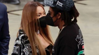 Beyoncé e Jay-Z, rara apparizione in pubblico tra tenerezze e un quasi bacio "mascherato" 