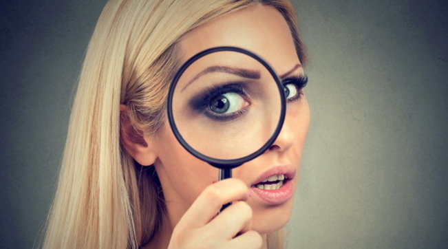 Ipercontrollo, mania di controllo, ragazza, lente di ingrandimento, attenzione