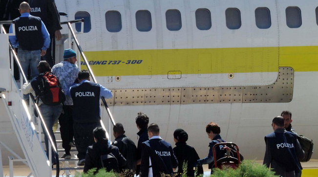 rimpatrio, migranti, aereo