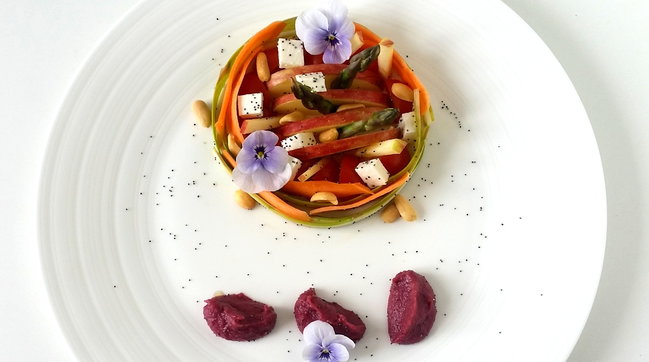 Insalata primaverile con asparagi mela e brie