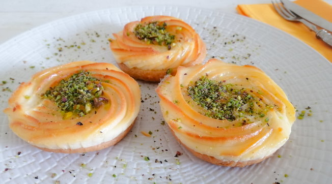 Crostatine alla crema di vaniglia e granella di pistacchi