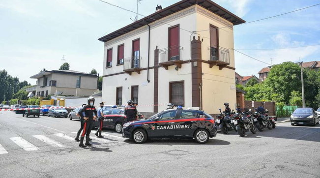 milano, 55enne ucciso in auto