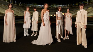 Moda, Dior Cruise 2022: la sfilata ad Atene tra pepli e sneakers