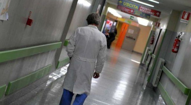 Firenze, si assenta da ospedale per visite a pagamento: arrestato medico