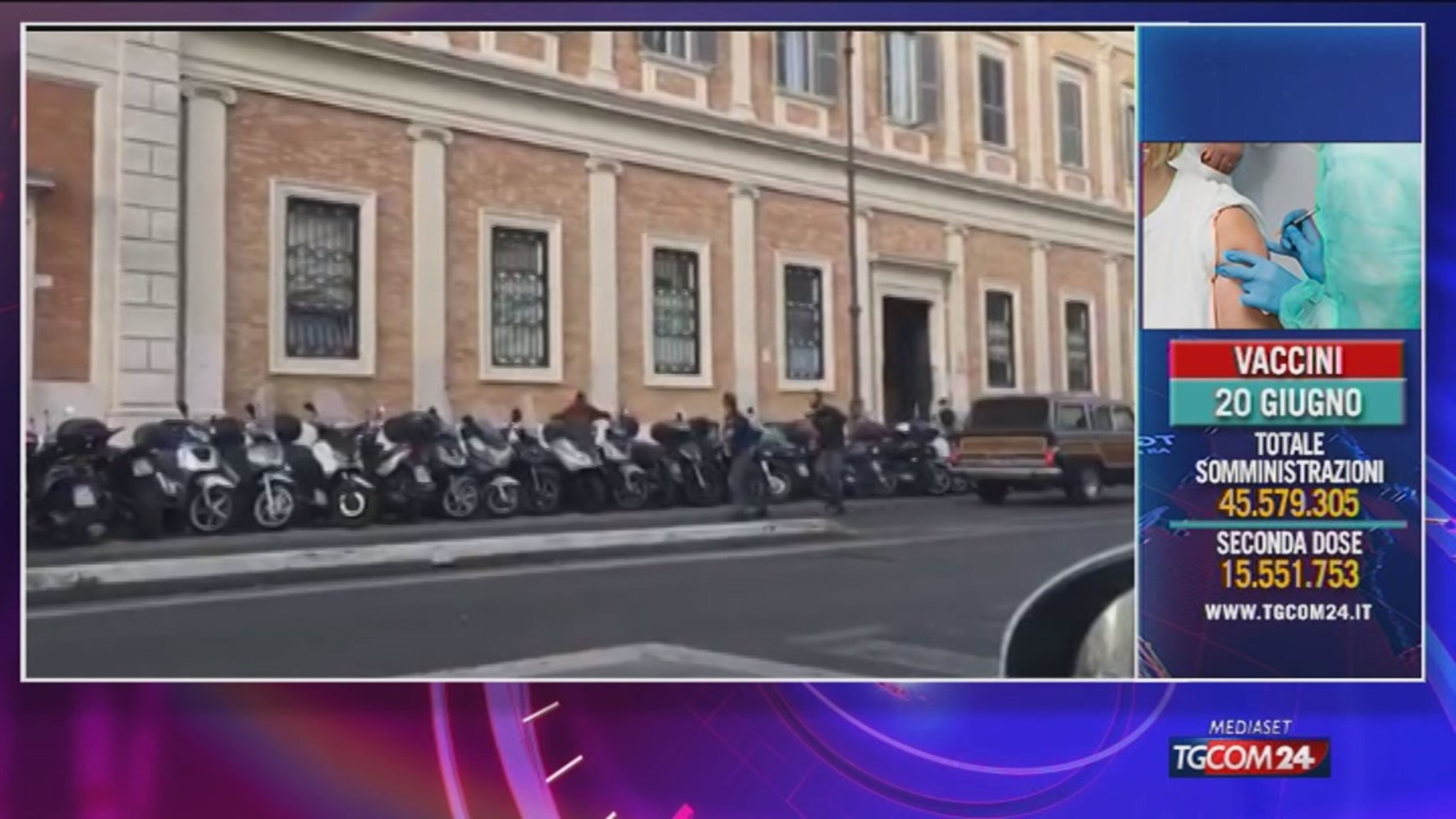 Armato di coltello in stazione a Roma, polizia spara per fermarlo: ferito -  Video Tgcom24
