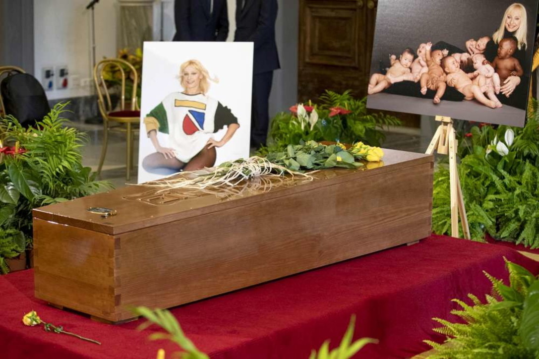 Raffaella Carrà, il corteo funebre nella sua Roma Baudo Raffaella Carrà, il corteo funebre nella sua Roma Baudo