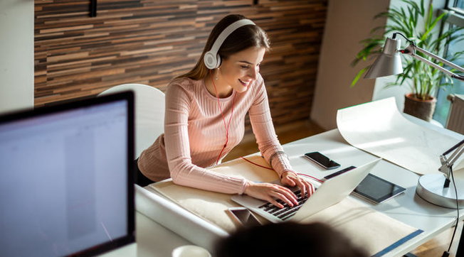 ufficio, lavoro, stress, strategie antistress, aromaterapia, mindfulness, camomilla, scrivania, chewingum, cicca da masticare, donna che mastica cicca, essenze profumate, incensi, donna che ascolta musica,