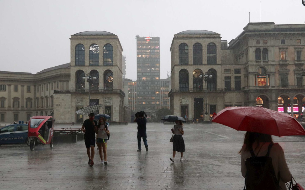 Pioggia e grandine su Milano: disagi