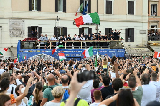 Azzurri sfilata roma bus