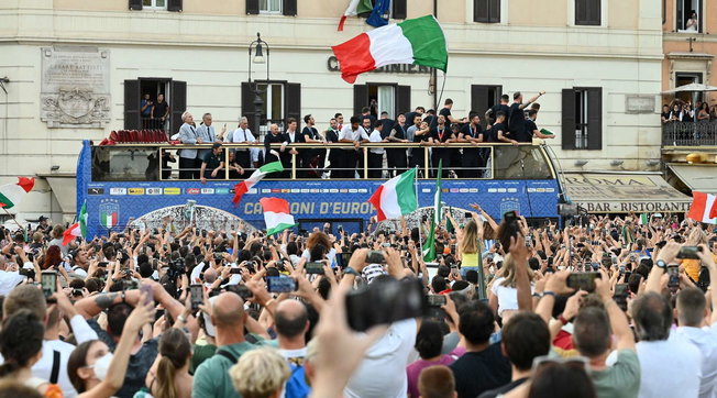 Azzurri sfilata roma bus