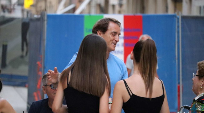 Jesi, bagno di folla per il ct azzurro Mancini: aperitivo coi tifosi