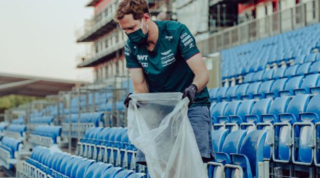 Il gesto di Vettel: pulisce le tribune dopo il GP di Silverstone FOTO