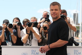 Moda, la t-shirt: da Brad Pitt a Matt Damon, cos&igrave; semplice cos&igrave; sexy
