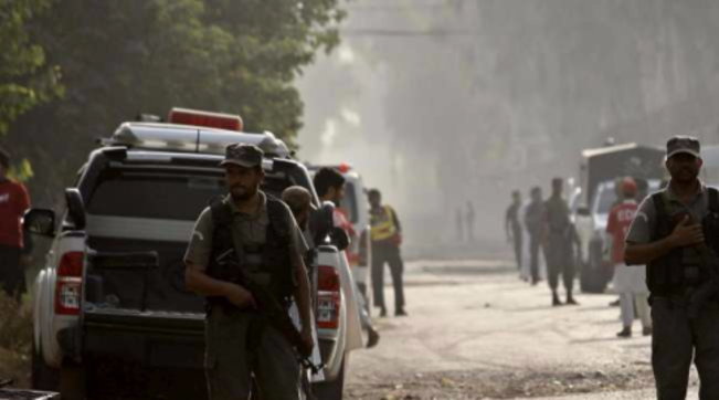 pakistan,attentato,moschea,base aerea,talebani,esercito,soccorsi,ambulanza,feriti,Peshawar