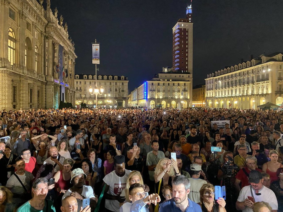 No al Green pass, a Torino in migliaia in piazza