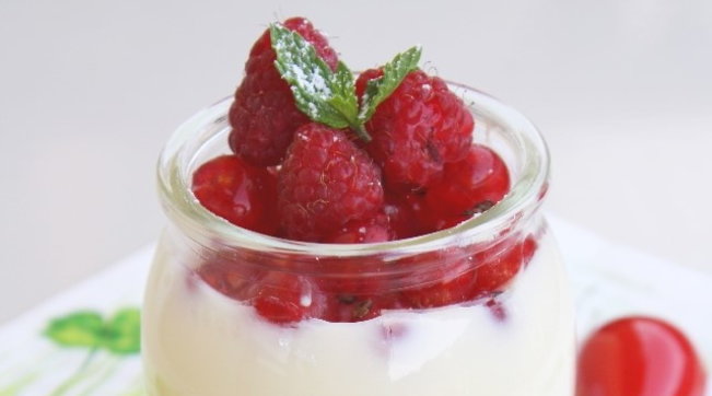 Cremoso allo yogurt con frutti di bosco