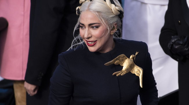 Moda, la spilla colomba di Lady Gaga è in vendita per una buona causa