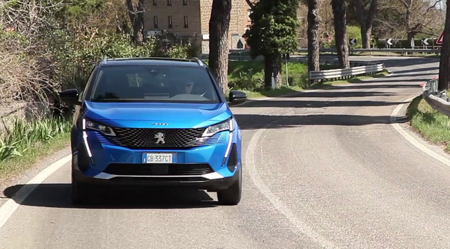 Peugeot 3008 Hybrid 4, ricarica plug-in e cambio elettronico