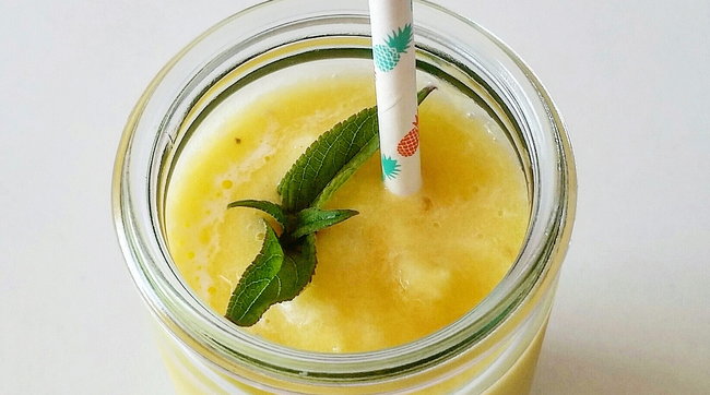 Frappè ghiacciato all'ananas