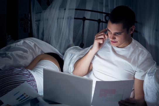 coppia a letto, insonnia, lavoro