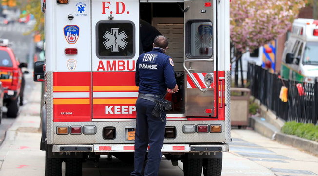 covid usa soccorsi ambulanza ambulanze coronavirus
