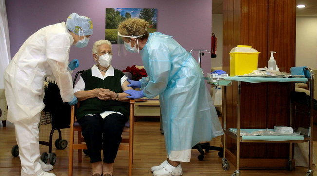 prima vaccinata in spagna, covid, vaccino